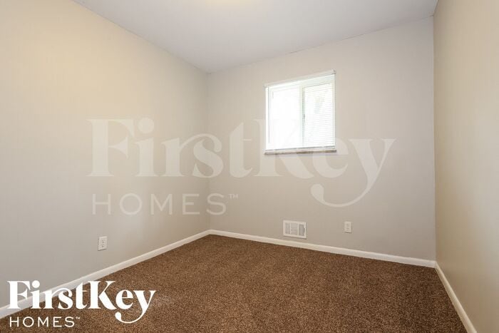 Building Photo - 5844 Sylvan Dr