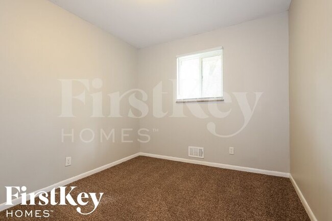 Building Photo - 5844 Sylvan Dr