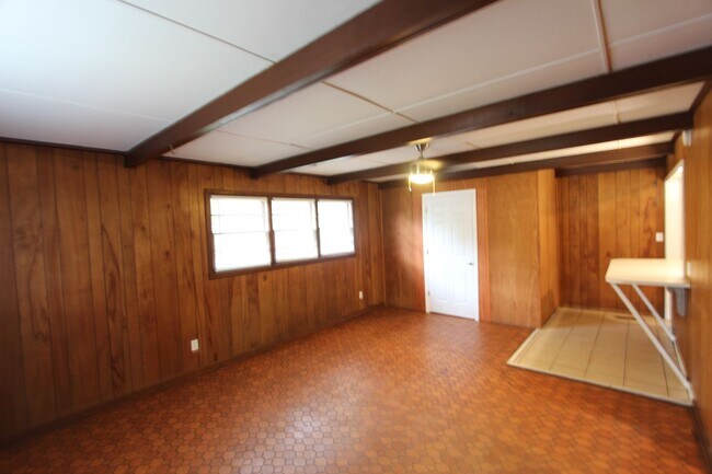 Building Photo - 200 Carol Dr