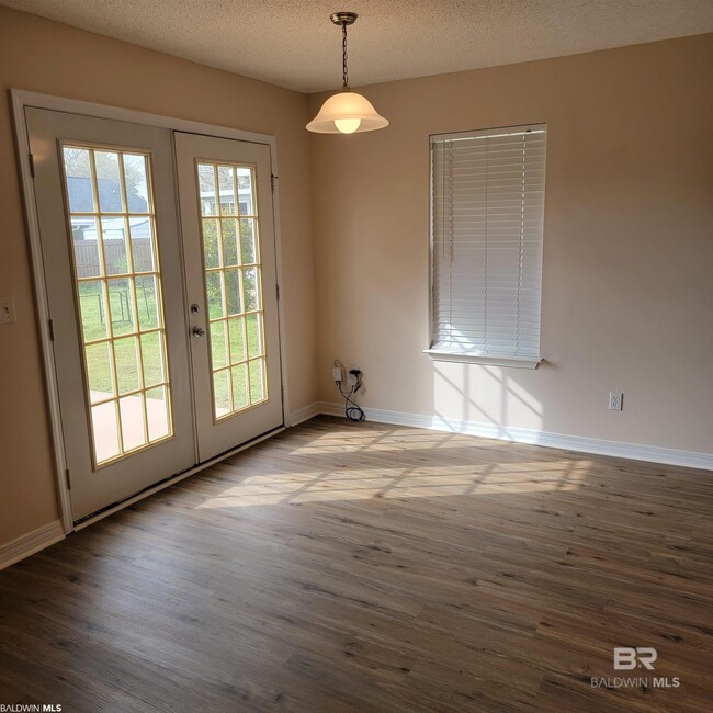 Building Photo - 1701 Woodbridge Cir E