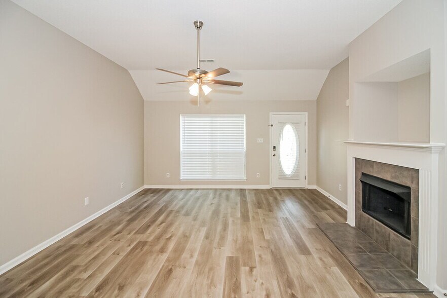 Building Photo - 160 Garden View Dr