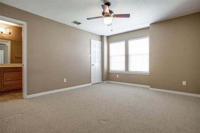 Building Photo - 1420 Canary Dr
