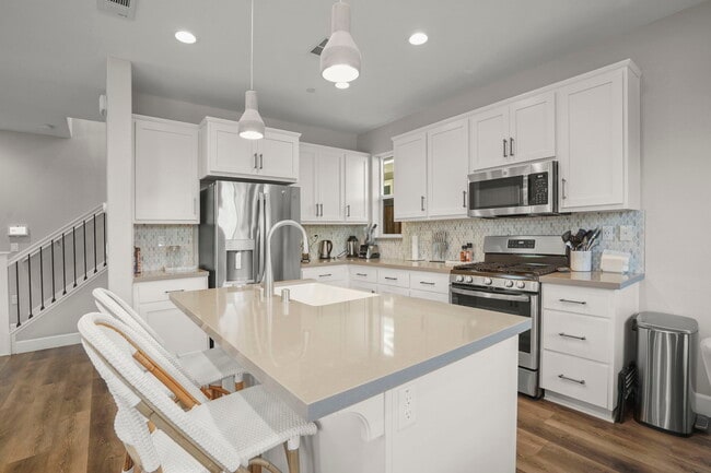 Building Photo - 3893 Villa Vista Pl