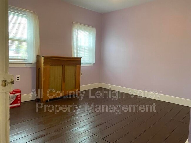 Building Photo - 202 N 11th St