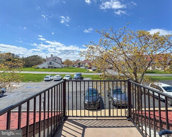 Building Photo - 25 Queen Elizabeth Ct