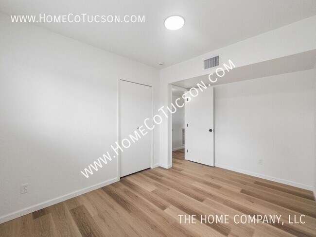 Building Photo - 5123 Paseo Las Palmas