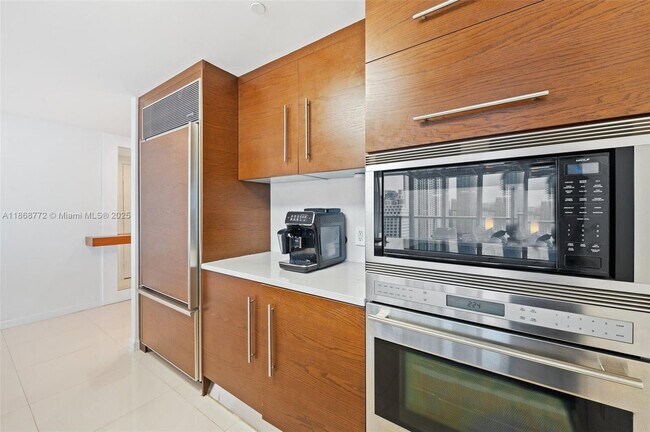 Building Photo - 495 Brickell Ave
