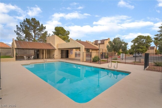 Building Photo - 3949 S Torrey Pines Dr
