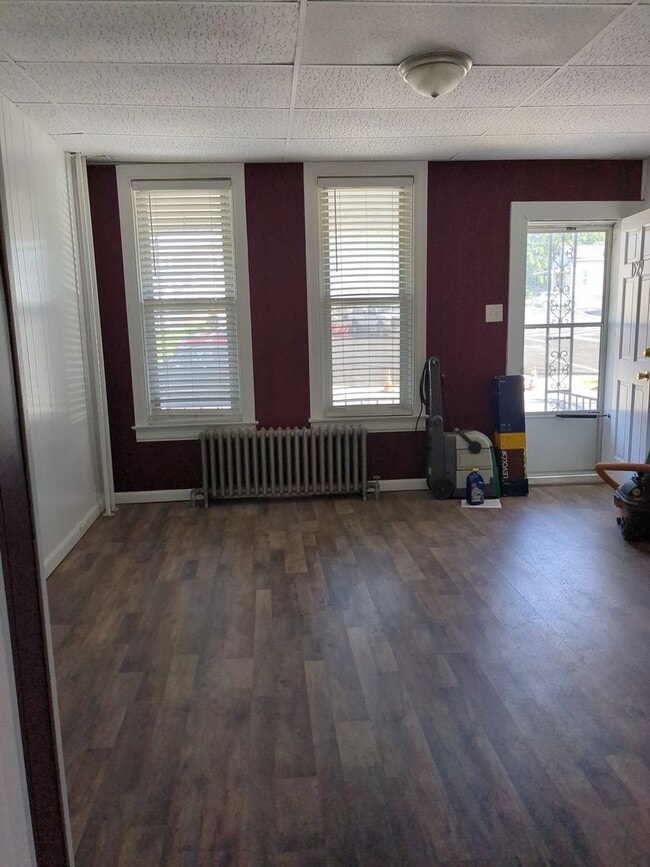 Building Photo - Recently renovated 4/5 Bedroom house