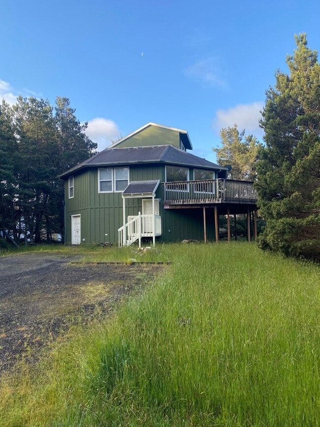 Primary Photo - Octagonal Beach House - Sleeps 10 - MID-TERM