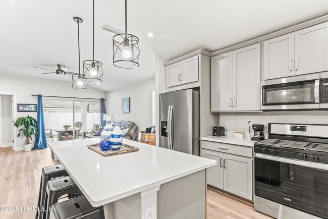 Building Photo - 243 Dahlia Falls Dr