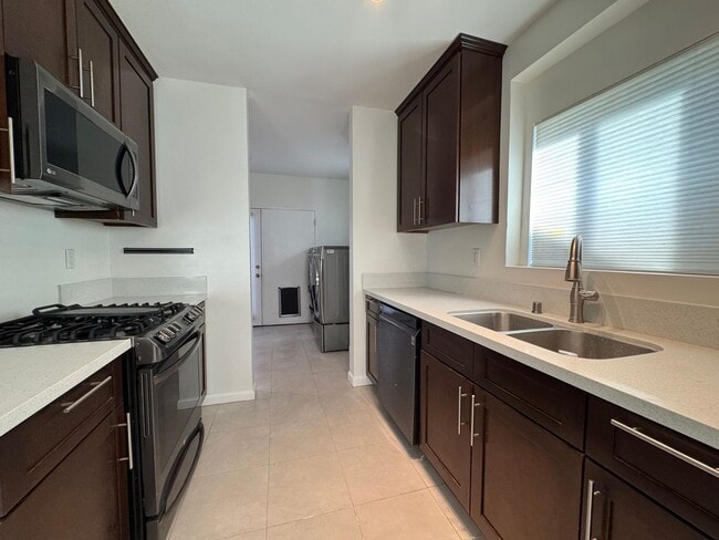 Building Photo - Stunning 3-bedroom, 2-bathroom home in Leimert Park area