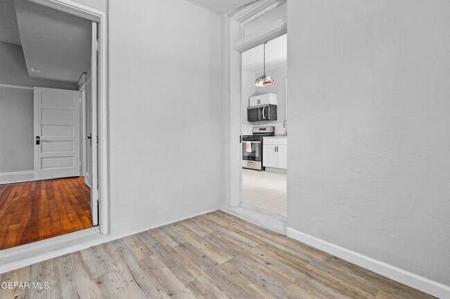 Building Photo - 305 E River Ave