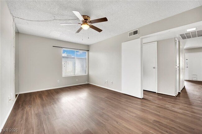 Building Photo - 1417 Hialeah Dr
