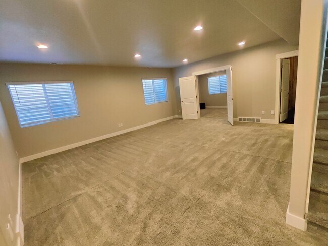 Building Photo - Spacious 6 Bed, 3.5 Bath Home in Clinton, UT