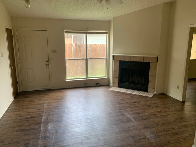 Living room with Fireplace - 1506 S Medina St