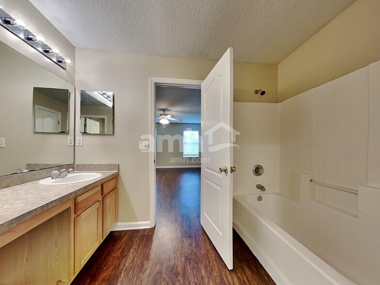 Building Photo - 11542 Brian Lakes Dr