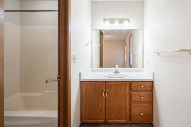 Building Photo - Beautiful 2 Bedroom, 2 Bathroom Townhouse ...