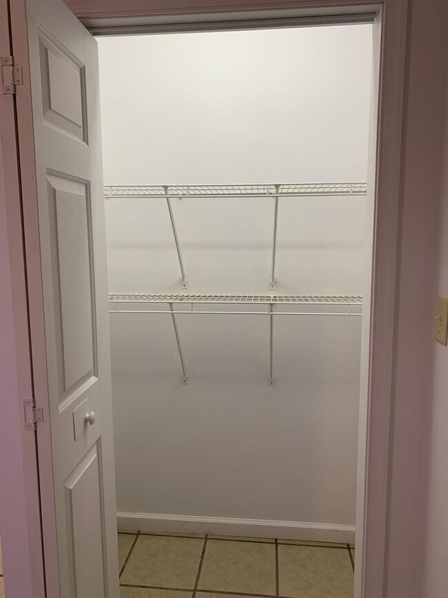 Building Photo - PERFECT COLLEGE RENTAL ONLY A HALF MILE FR...