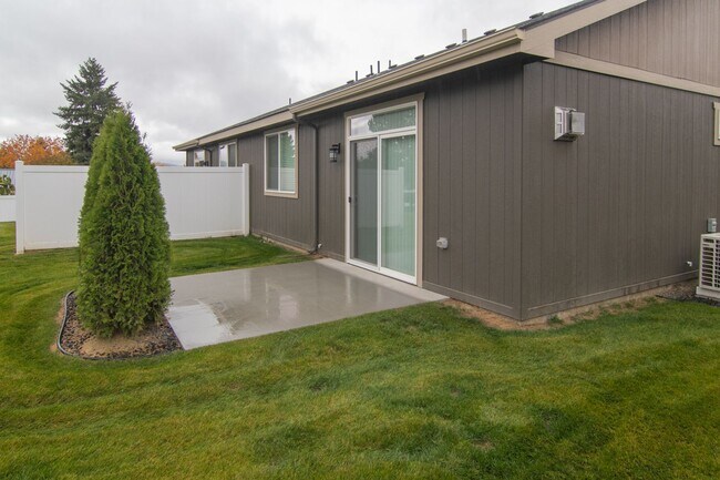 Building Photo - 2 Bed 2 Bath Single level home in Gated pr...