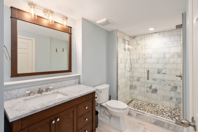 Building Photo - Downtown Orlando One Bedroom with Lake Eola View * * Modernized Waverly Condo