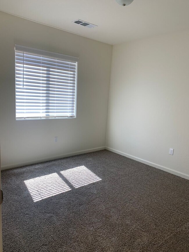 Building Photo - 4 Br 2 Ba available now