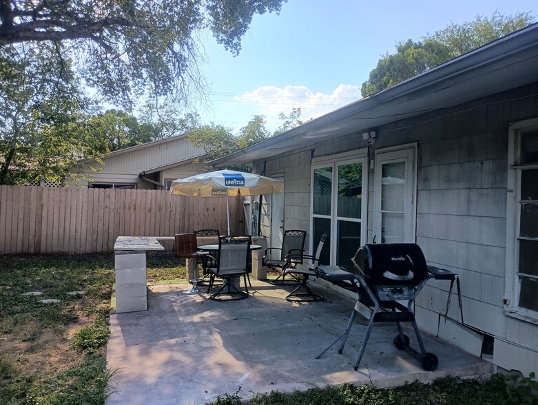 Building Photo - Room in Single Family Home on Brettonwood Dr