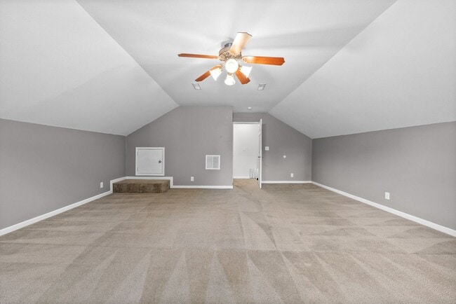 Building Photo - Pet Friendly Three Bedroom with Bonus!