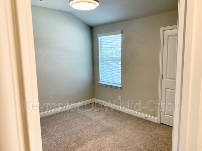 Building Photo - 914 Estelle Dr
