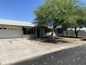 Building Photo - Freshly painted and ready for new occupant...
