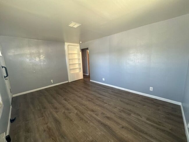 Building Photo - Recently renovated 4 bed/1 bath!