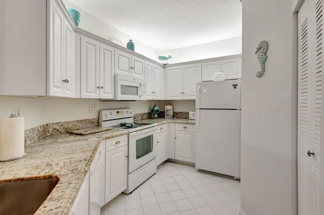 Building Photo - 800 Uno Lago Dr