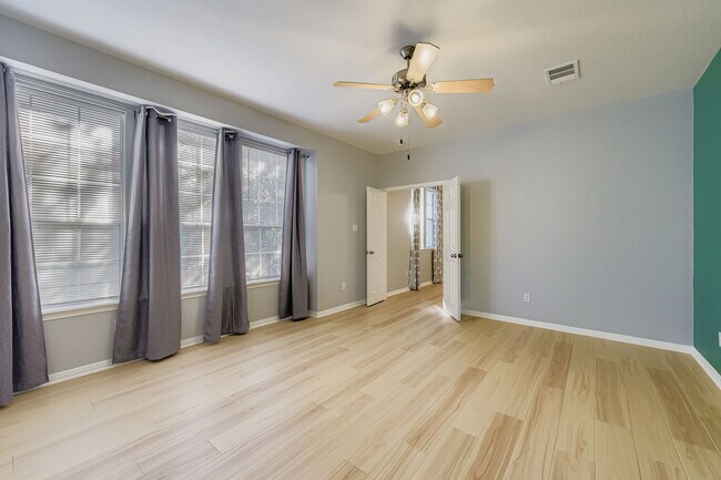 Building Photo - "Charming 3-Bed Townhouse Retreat with 151...