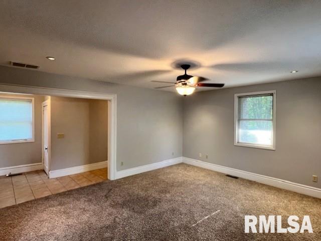 Building Photo - 902 N Sheridan Rd