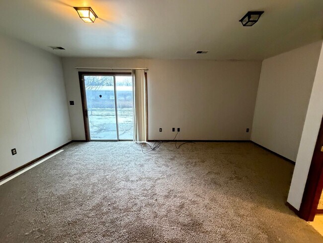 Building Photo - Large multi level duplex!