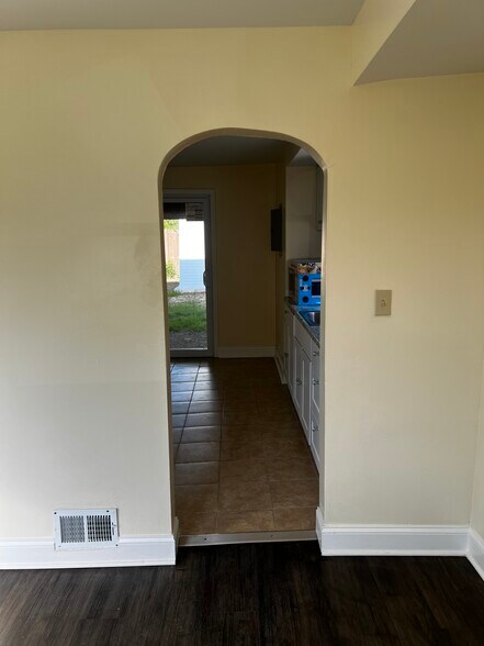 Building Photo - 203 Silview Ave