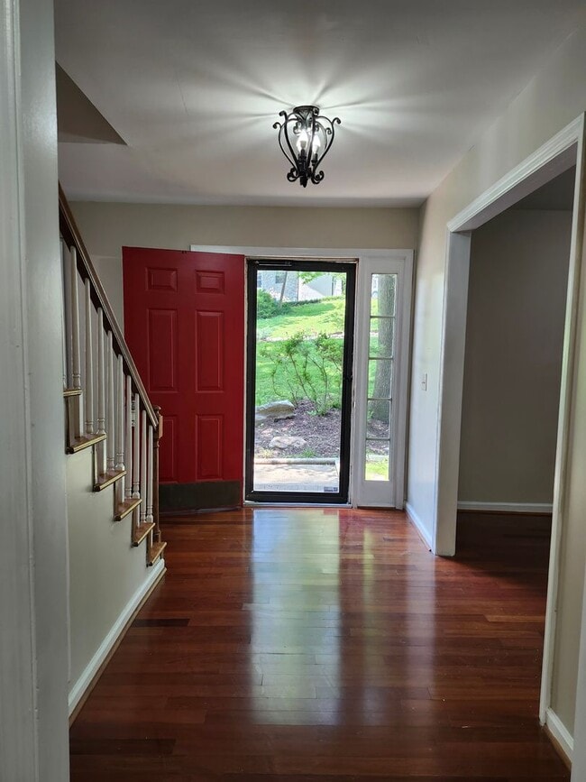 Building Photo - Spacious 4 bedroom 2 bath home in North HI...
