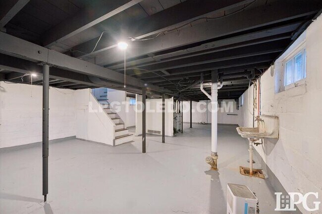 Building Photo - 1044 Hawk St