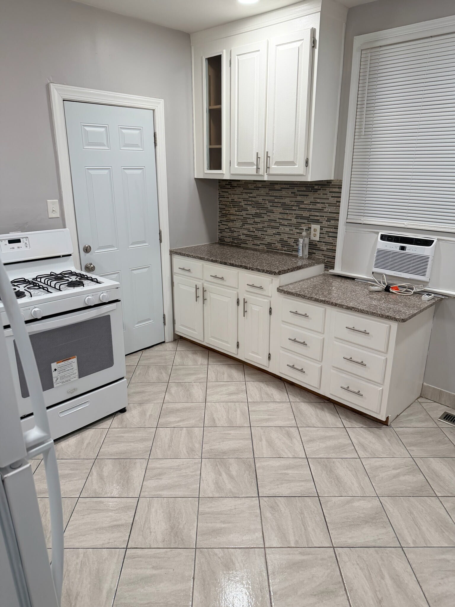 Building Photo - 748 E 28th St