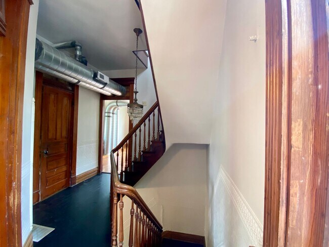 Building Photo - 146 Parker St