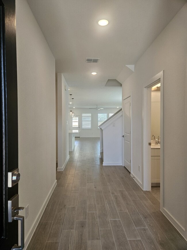 Building Photo - 8430 Bay Oaks Dr