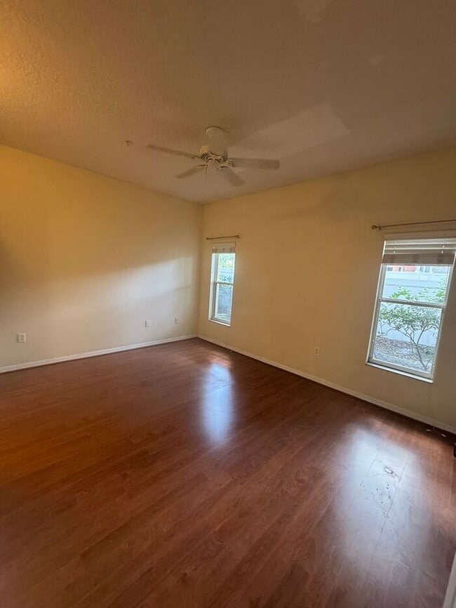 Building Photo - 3 Bedroom 2 Bath - Lovely and Cozy Condo f...