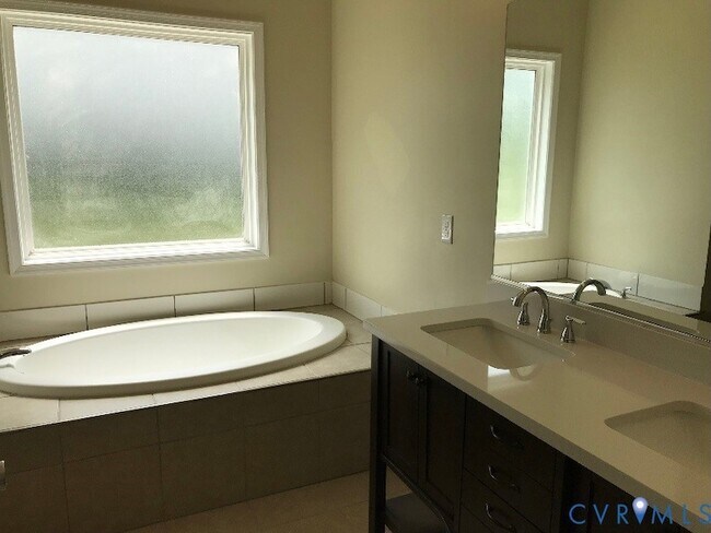 Building Photo - 1601 Southcreek Dr