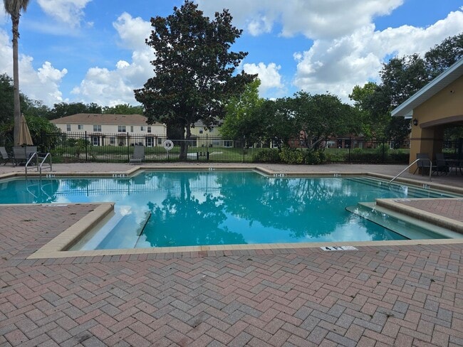 Building Photo - $1000 Off First Full Months Rent - Spacious townhome in Riverview!