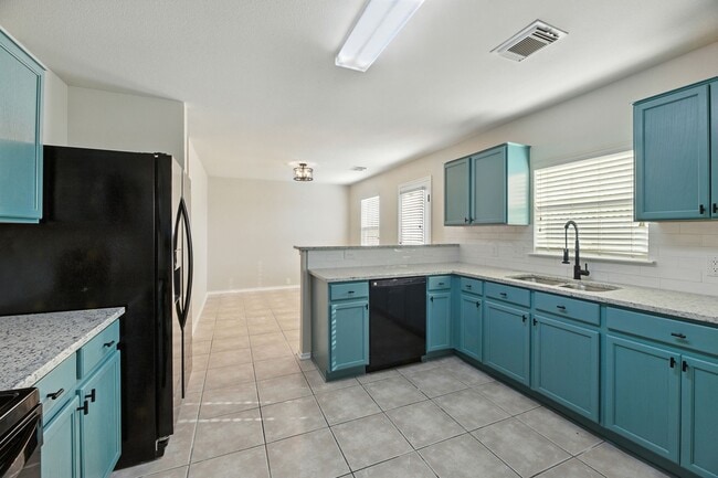 Building Photo - 3933 Brook Hollow Dr