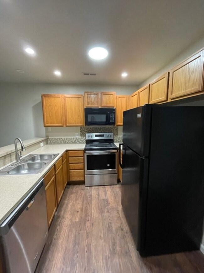 Building Photo - Must see this 4 bedroom 2.5 bath townhouse with 1 car garage .