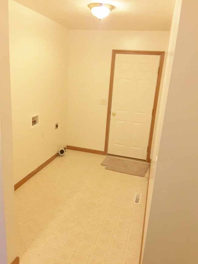 Building Photo - 3 Bedroom 2 Bathroom Single Family Home in...