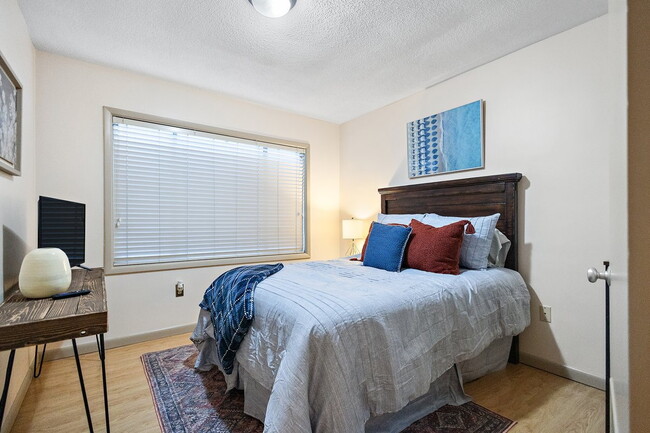 Building Photo - 3 Bed Beauty in Belhaven-FURNISHED