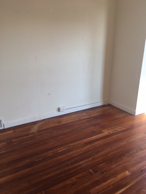 Building Photo - 2 BED 1 BATH house in South Philly!