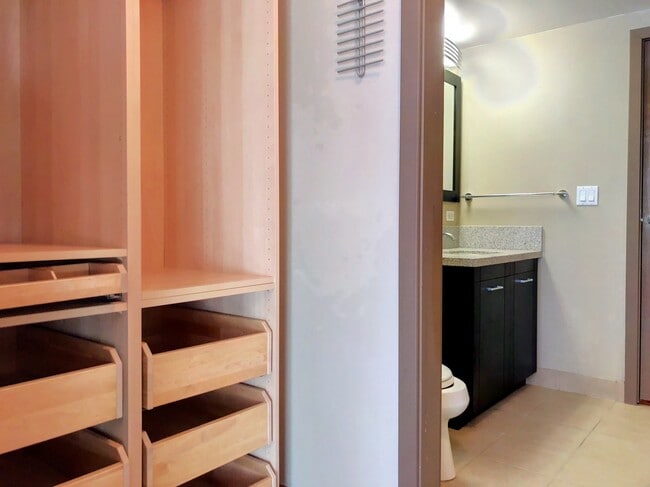 Building Photo - 1 Bed, 1 Bath + Storage - South Beach/SOMA...